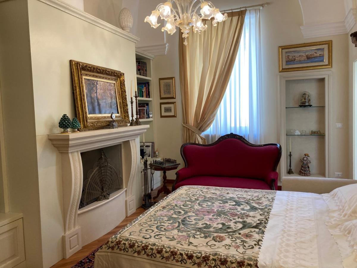 B&B Ai Due Santi Lecce Bagian luar foto